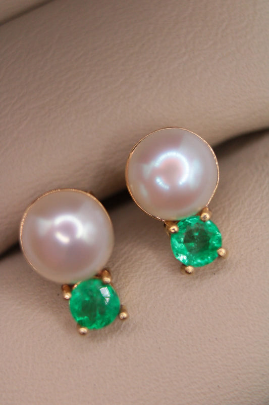 Aretes de perla y esmeralda.